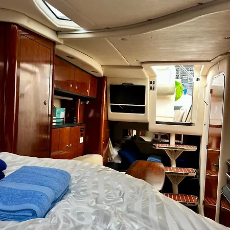 Hotel en barco Boat In *