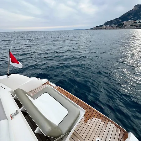 Boat In 몬테카를로